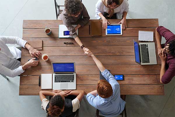 six members team meeting